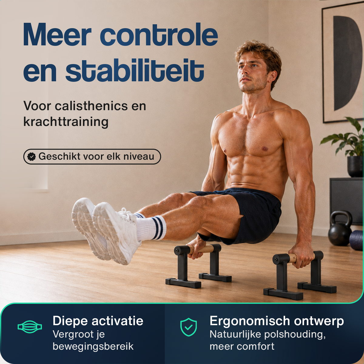 Parallettes: licht houten stangen met zwarte antislip voeten, in gebruik voor oefeningen