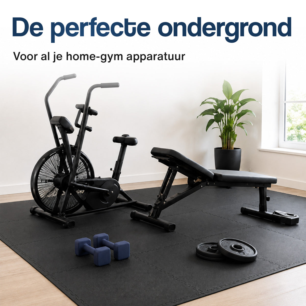 Zwarte onderlegmat voor home-gym met puzzelranden, waarop gewichten en toestellen staan.