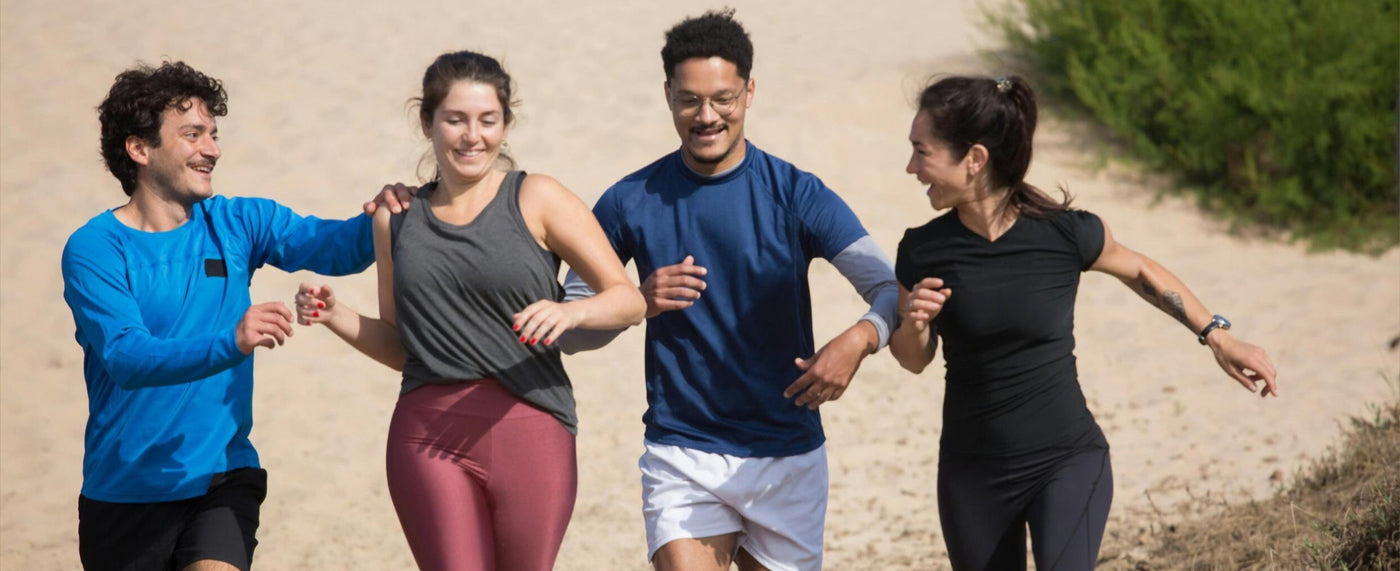 4 sporters die samen gaan sporten op het strand