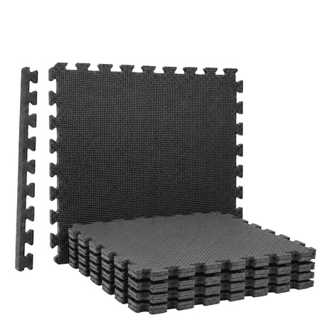 Zwarte puzzelmat set tegels, met in elkaar grijpende randen en stapelbare delen.
