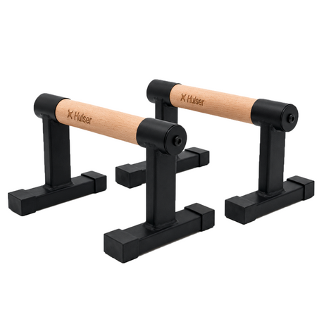 Parallettes met licht houten stangen en zwarte blokvoeten
