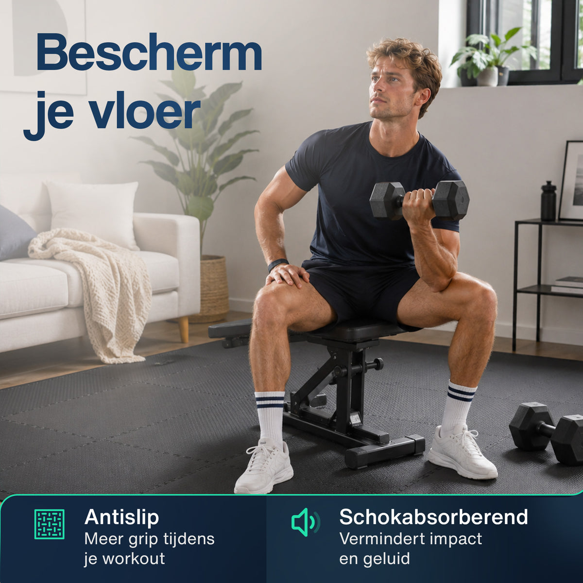 Zwarte fitnessmat met puzzelranden en antislip oppervlak voor thuisworkout.