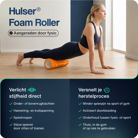 Oranje foamroller op de grond, geribbelde textuur en ronde uiteinden zichtbaar