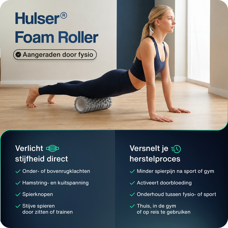 Grijze foamroller in gebruik onder benen tijdens ontspannende massageoefening