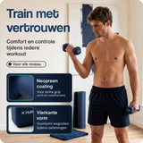 Blauwe neopreen dumbbells met Huls er logo en gewichten, vastgehouden tijdens training