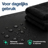 Zwarte puzzelmat met dicht textuuroppervlak, waterdruppelbestendig en slijtvaste grip.