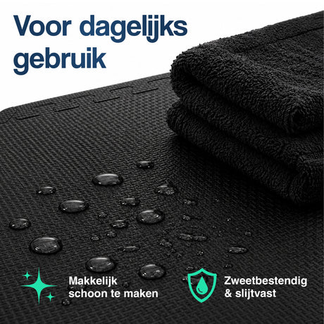 Zwarte puzzelmat met waterdruppels en dik geweven oppervlak voor zwetende workouts
