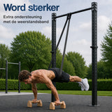 Houten parallettes onder een plank, met zwarte weerstandsband