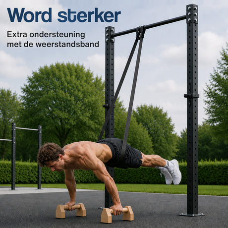Houten parallettes onder een plank, met zwarte weerstandsband